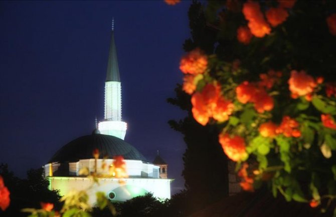 Muslimani večeras obilježavaju noć Lejletu-r-Regaib, noć želja i nade