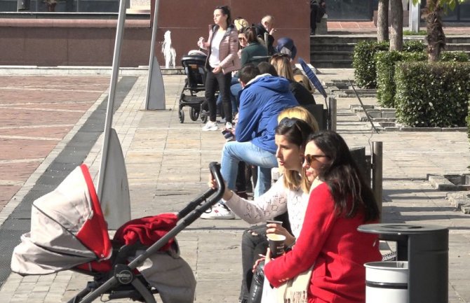 Nakon zatvaranja kafića, Podgoričani kafe ispijaju na trgovima