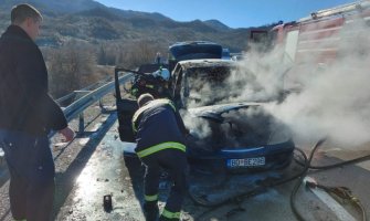 Izgorio automobil na putu Cetinje-Budva, srećom bez povrijeđenih