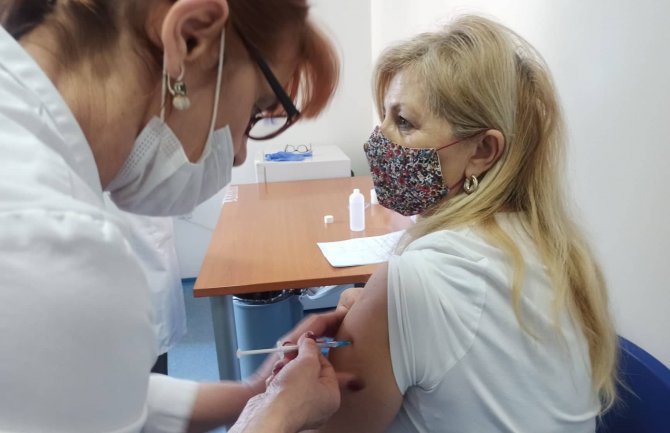 Počela vakcinacija u Domu zdravlja Bijelo Polje: Prve vakcine medicinskim radnicima
