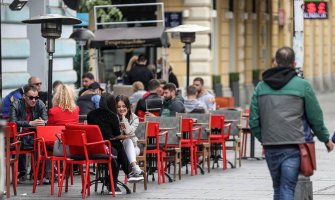 Beograd: Dio fasade pao na bebu