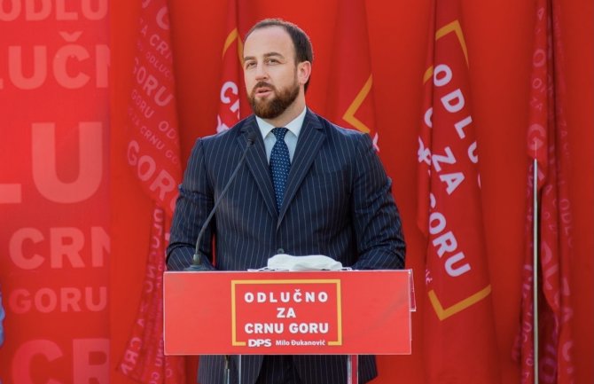 Nikolić: Da li ćemo dozvoliti da Crna Gora postane kolonija?