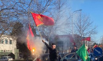 Nikšić: Sa crnogorskim zastavama automobilima obilazili grad (VIDEO) 