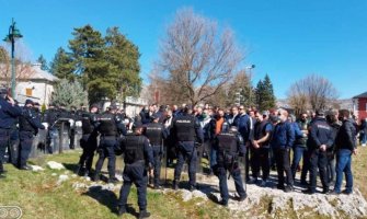 Članovi Vlade položili vijenac na grob kralja Nikole, građani ga uklonili