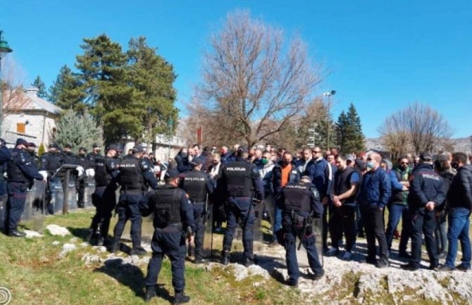 Članovi Vlade položili vijenac na grob kralja Nikole, građani ga uklonili