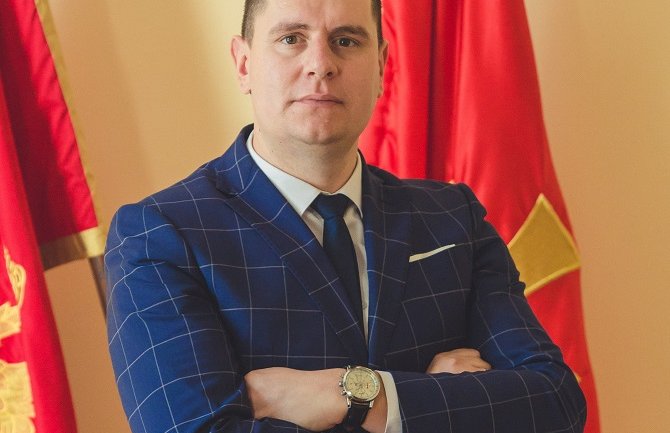 Cetinjanin pisao premijeru i ministarki zdravlja: Zatvarate gradove a držite granice otvorene