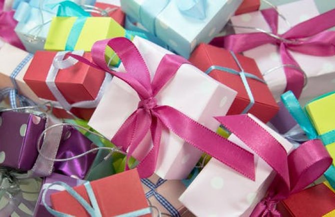 Ministarstvo apelovalo: Direktori škola da spriječe kupovinu poklona za 8. mart