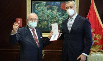 Dugogodišnjem konzulu Medalja za zasluge i cg pasoš: Zadovoljan što je Đukanović sada i moj predsjednik