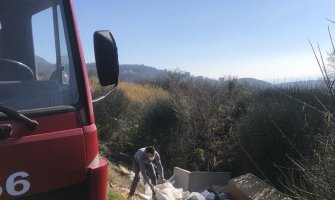 Budva: Kažnjen sa 500 eura, otpad i stari namještaj bacio ispred svoje kuće pa na Topliš