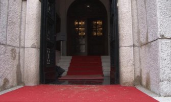  Okupljeni probili policijski koridor i ušli u Ministarstvo; Čirgić: Koprivica provocirao slanjem poljubaca