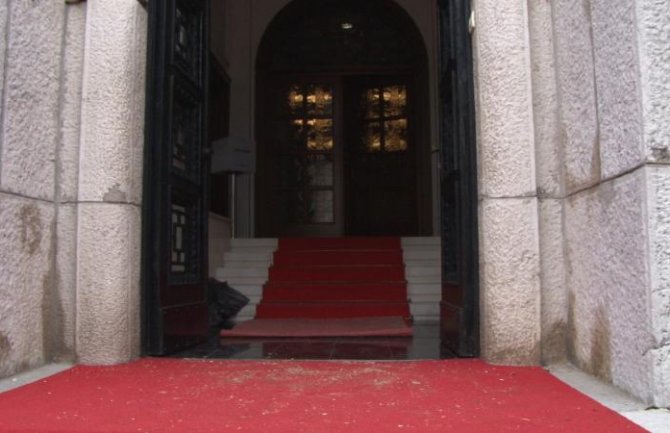  Okupljeni probili policijski koridor i ušli u Ministarstvo; Čirgić: Koprivica provocirao slanjem poljubaca