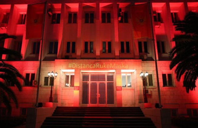 Institucije osvijetljene povodom godišnjice proglašenja pandemije