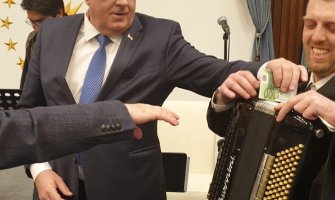 Dodik raspoložen u Istanbulu, častio muzičare 