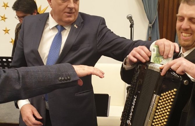 Dodik raspoložen u Istanbulu, častio muzičare 