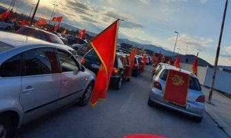 Autokolona sa crnogorskim zastavama ulicama Nikšića (VIDEO)