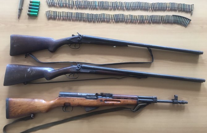 Pretresi na Cetinju, policija oduzela tri puške i municiju