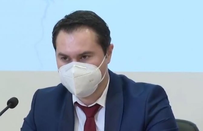 Direktor bjelopoljske bolnice Kenan Erović donirao tri plate za njeno renoviranje