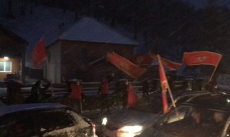 Kolona ispred kuće Duška Markovića u Mojkovcu: “Duško vrati se da spasiš državu