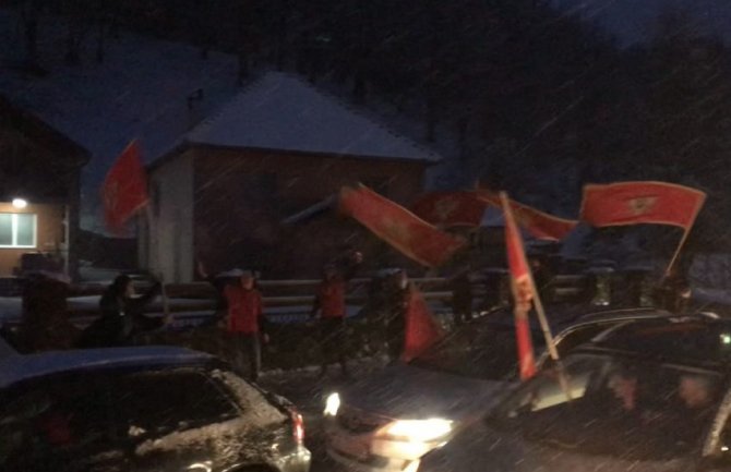 Kolona ispred kuće Duška Markovića u Mojkovcu: “Duško vrati se da spasiš državu