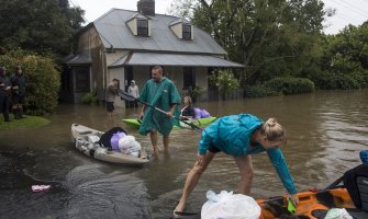 Poplave u Australiji: Voda nosi kuće, puteve,stoku, hiljade ljudi evakuisano(VIDEO)