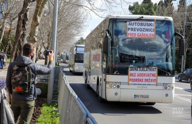 Nakon sastanka sa Abazovićem, autoprevoznici otkazali protesne vožnje