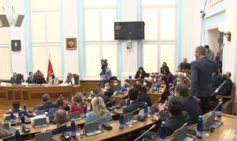 Incident na sjednici Skupštine: Popović bacio poslovnik, Bečić ga udaljio (VIDEO)