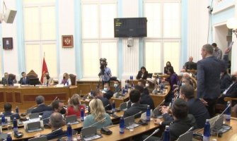 Popović zbog bacanja Poslovnika udaljen na 15 dana sa sjednica