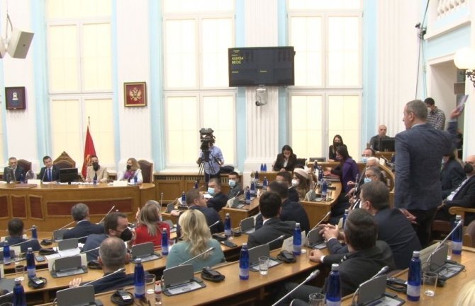 Popović zbog bacanja Poslovnika udaljen na 15 dana sa sjednica