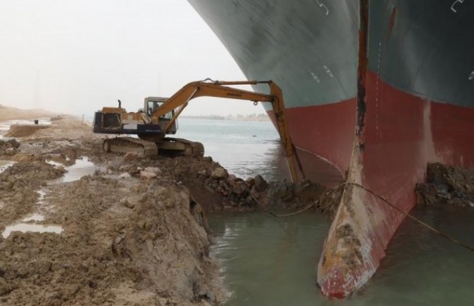 Propao pokušaj da se oslobodi teretni brod koji je blokirao Suecki kanal