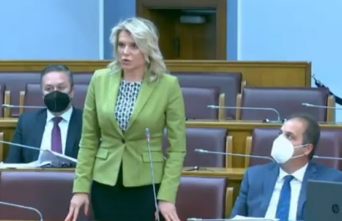 Bečić i Vuksanović Stanković: Ne stoji vam kad ste nervozni - Vama ne stoji da budete predsjednik Skupštine