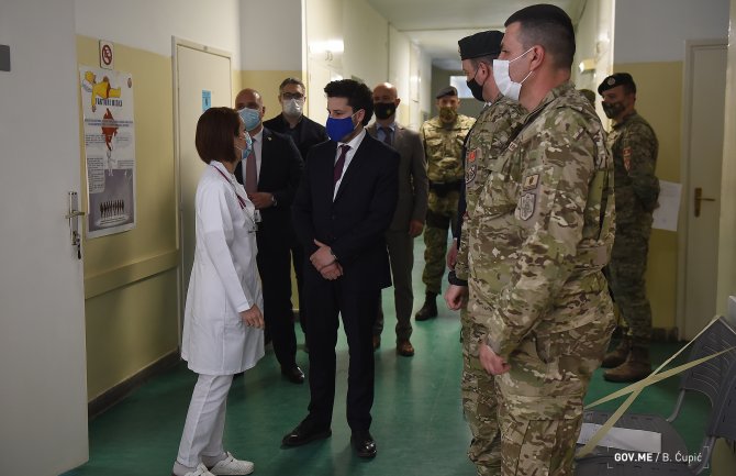 Otpočela vakcinacija pripadnika Vojske Crne Gore, Abazović posjetio Vojno-medicinski centar(FOTO)