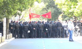 Protest izspred zgrade Vlade (VIDEO)