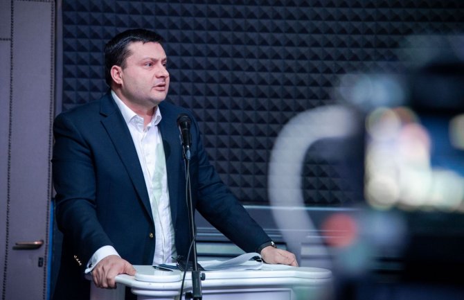 Smolović osudio čin oštećenja automobila sveštenika, pozvao sve na smirivanje tenzija