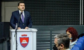 Smolović: Osuđujem brutalno ponižavanje državne zastave u Bijelom Polju