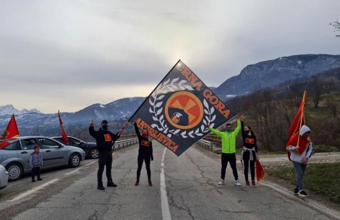 Crnogorska Anadrijevica: Kolona duga nekoliko kilometara pokazala kako se voli i brani svoja zemlja