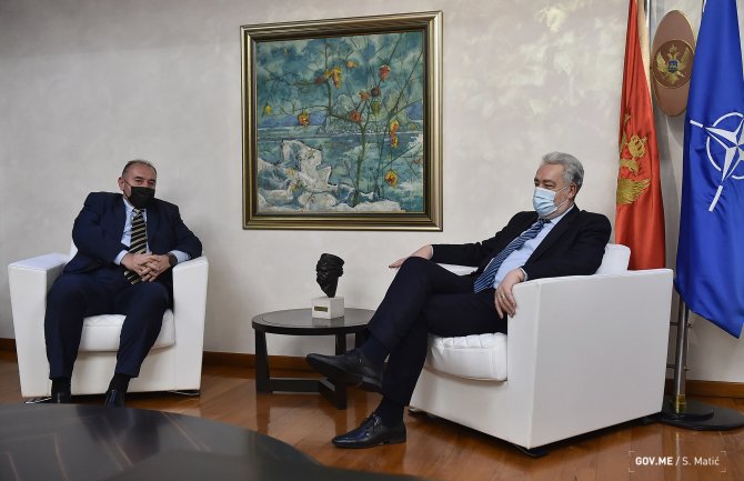 Smiriti tenzije i očuvati temeljne građanske principe