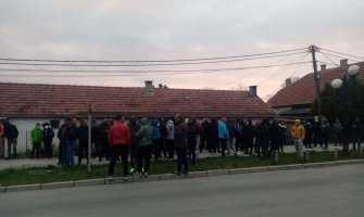 Nikšićani ispred zgrade policije zbog kazni tokom protesta na Bogetićima