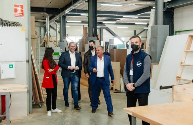 Stijović: Tražićemo načine da se podrže uspješne poslovne priče poput fabrike namještaja Kurti