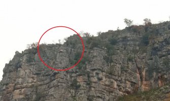 Vatrogasci spasili ovcu zaglavljenu na stijeni (FOTO)