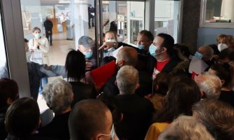 Građani htjeli nasilno da uđu u KCCG, intervenisala policija