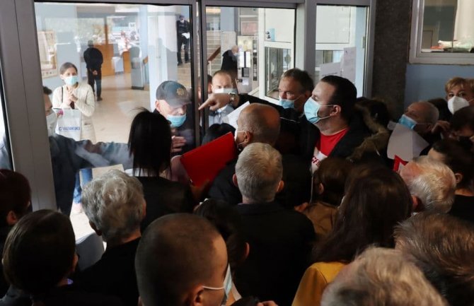 Građani htjeli nasilno da uđu u KCCG, intervenisala policija