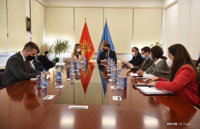 Bratić posjetila Tivat: Kroz prisniju saradnju sa lokalnom samoupravom do boljih uslova obrazovanja i razvijanja školske infrastrukture