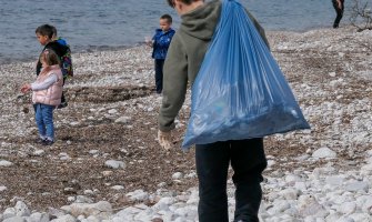 TO Budva organizovala akciju čišćenja otpada sa Slovenske plaže: Učimo djecu odgovornosti