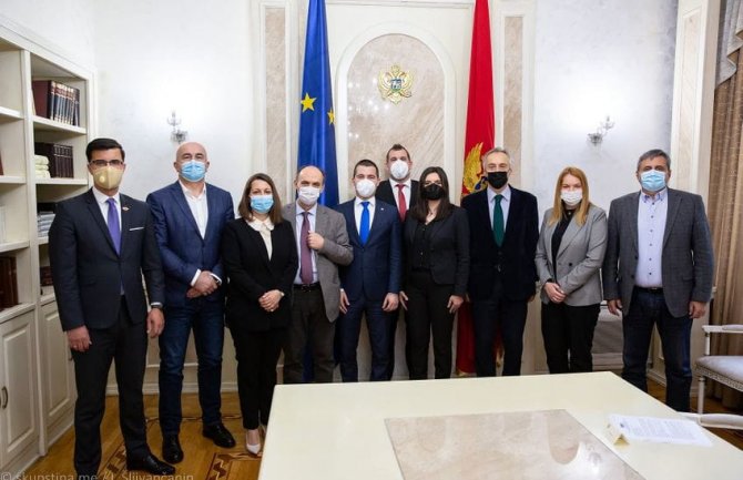 Podsticati bližu saradnju u multilateralnim formatima