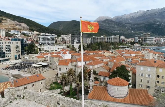 Uprkos lijepom vremenu, u Budvi puste ulice i plaže