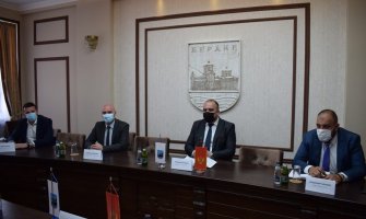 Pomoć poljoprivrednicima: Opština Berane i Ministarstvo uručili plastenike