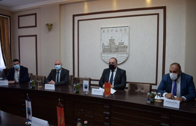 Pomoć poljoprivrednicima: Opština Berane i Ministarstvo uručili plastenike