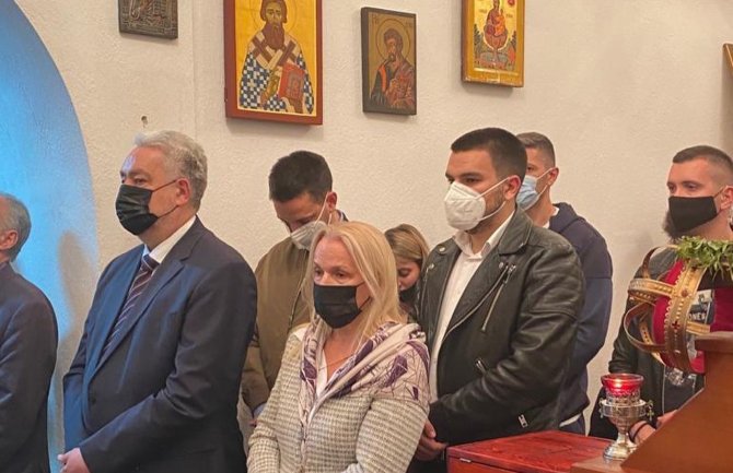 Premijer sa porodicom prisustvovao Vaskršnjoj liturgiji
