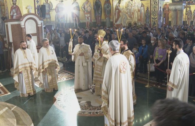 Veliki broj vjernika prisustvovao liturgiji u hramu, mjere prekršene