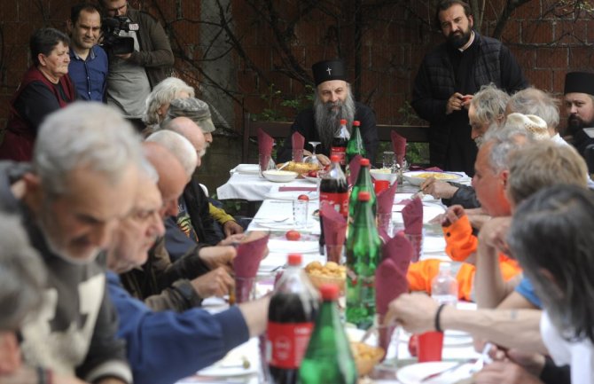 Patrijarh Porfirije na Uskrs ručao sa beskućnicima i obišao mališane u Tiršovoj